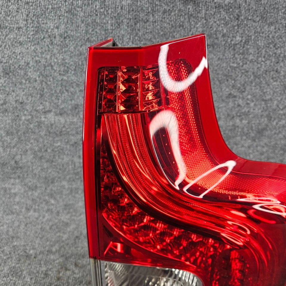 Conjunto de luz trasera inferior derecha pasajero Volvo XC90 2013-2014 31335507 LED OEM Foto 3 de 4