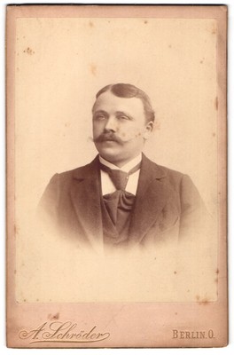 Fotografie A. Schröder, Berlin, Gr. Frankfurter-Str. 117, Elegant gekleideter H 