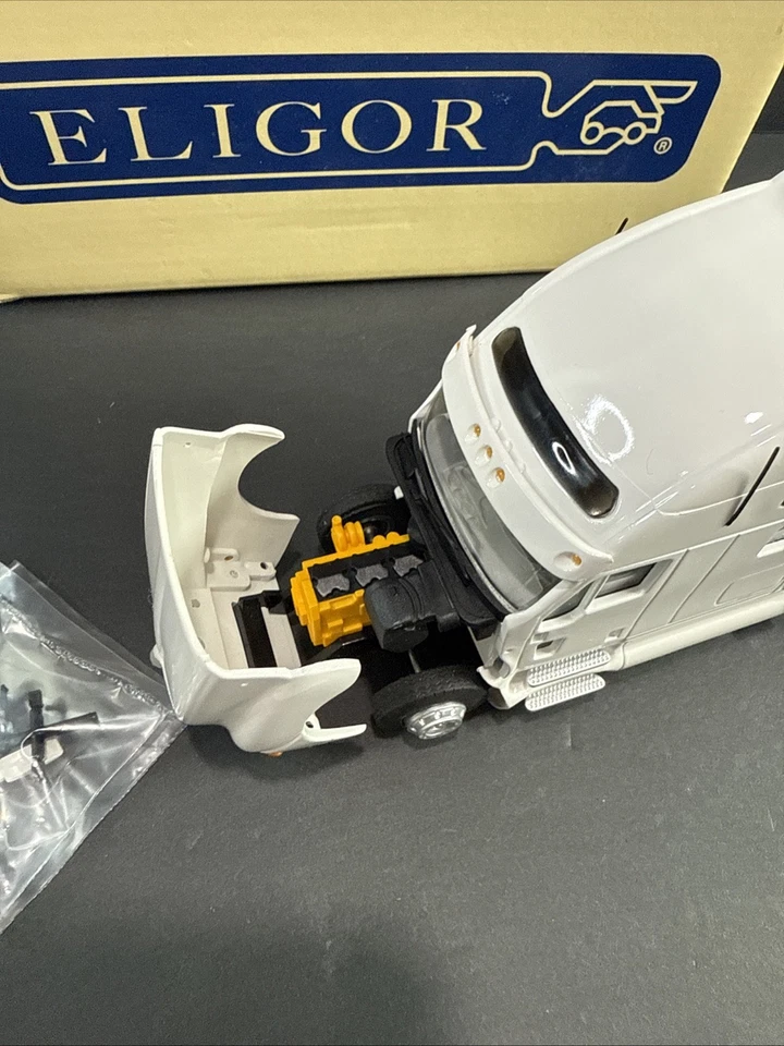 Eligor Kenworth Tractor T2000 White 1:43 NIB!! - Image 4 of 4