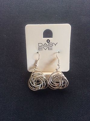 Paar Daisy & Eve weiße Metall Ohrringe neu mit Etikett auf Karte