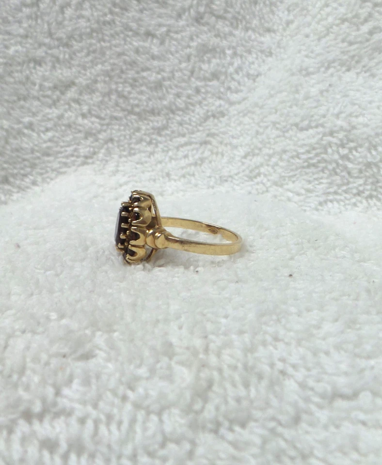 Anillo de cóctel granate de oro amarillo de 10kt para dama Foto 2 de 4