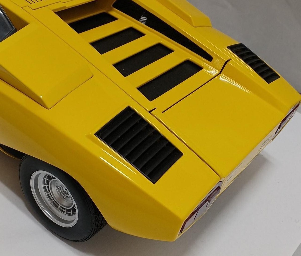 Lamborghini Countach LP400 1/12 組み立てキット Kyosho 1:12 Lamborghini Countach LP400 in Red – Model Cars