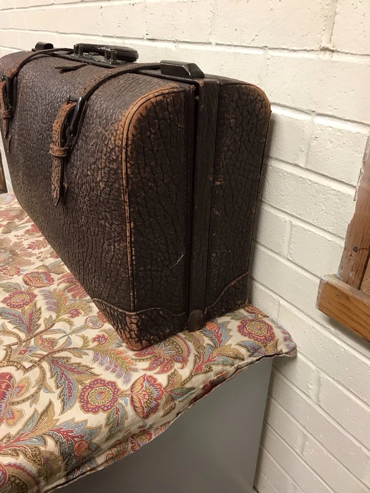 ANTIQUE VTG GENUINE WALRUS LEATHER LUXURY SUITCASE DOCTOR’S BAG 26 X 14 X 9 1/4” - Image 4 of 4