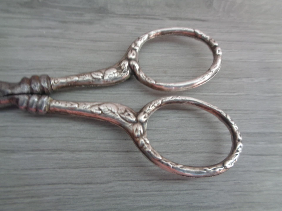 ANCIEN CISEAU DE COUTURE MANCHE ARGENT FOURRE LAME ACIER - Photo 3/4