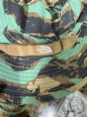 The North Face Class V Brimmer Bucket Hat Green Camo Men display picture 3