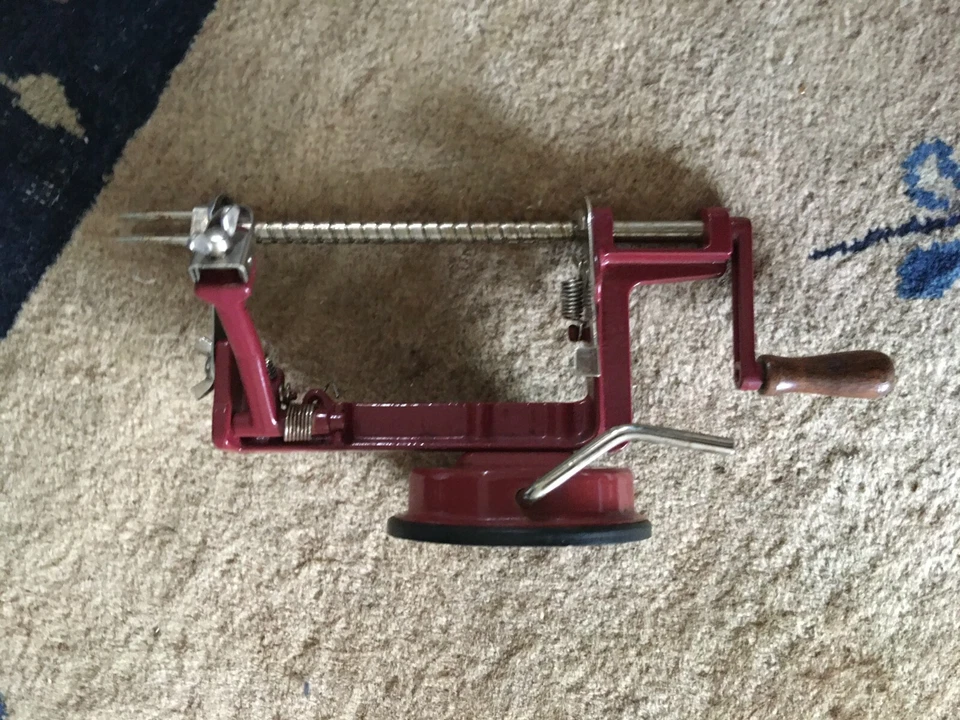 Pelador de manzanas Amco vintage Back To Basics rojo metal mango madera base de succión Foto 2 de 4