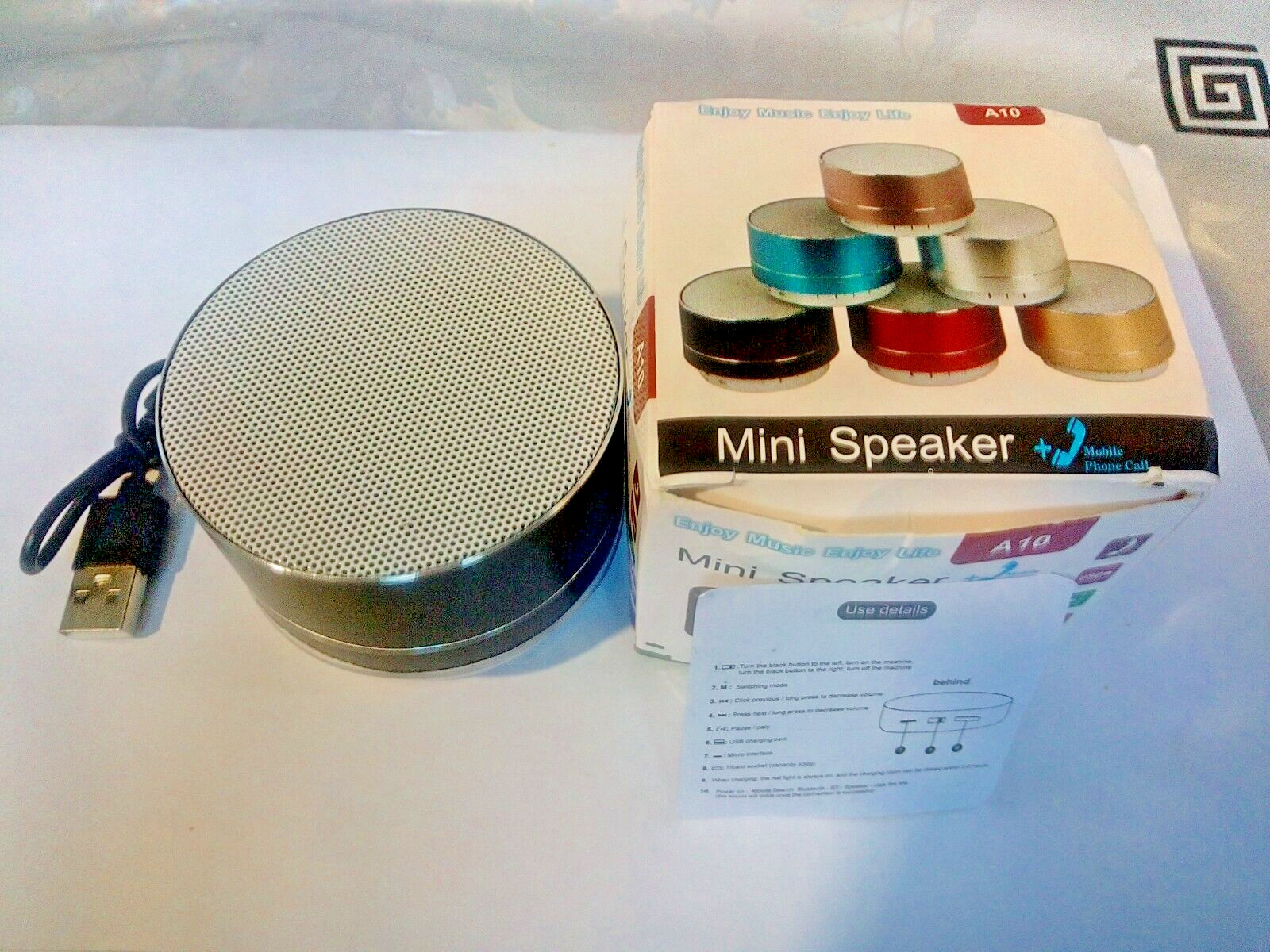 Mini enceinte BT noire avec caisson de basse Joli et option mains libres