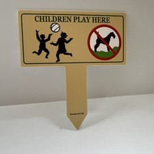 Pet Free Area - Kids Playing - No Dog Yard Sign
