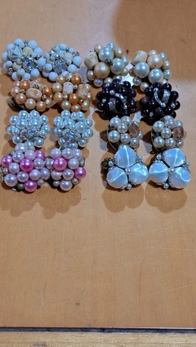 LOT OF 8 PAIRS OF VINTAGE SILVER AND GOLD TONE COSTUME JEWELRY EARRINGS.