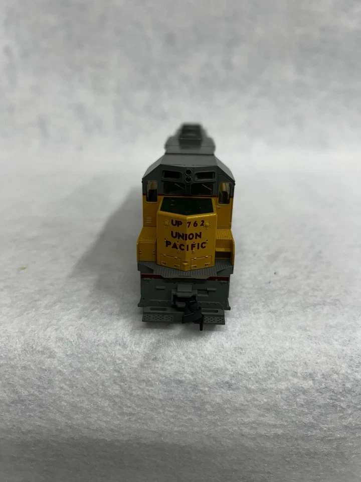 Beautiful KATO Union Pacific Railroad GP-35 Diesel Engine HO - Image 3 of 4