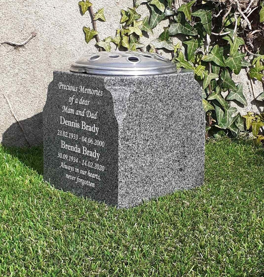 Special Graveside Memorial Grabvase – Mit Erdspieß, „In Loving Memory“, Kunststoff, 33 Cm, Schwarz-gold