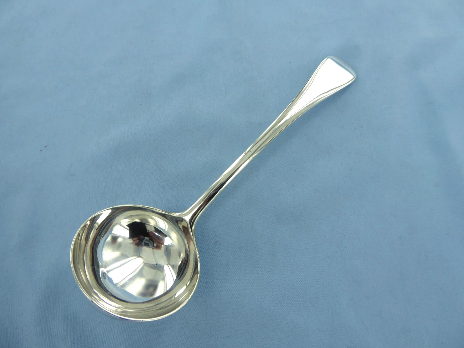 AN ANTIQUE STERLING SILVER, OLD ENGLISH SAUCE LADLE, LONDON 1894.