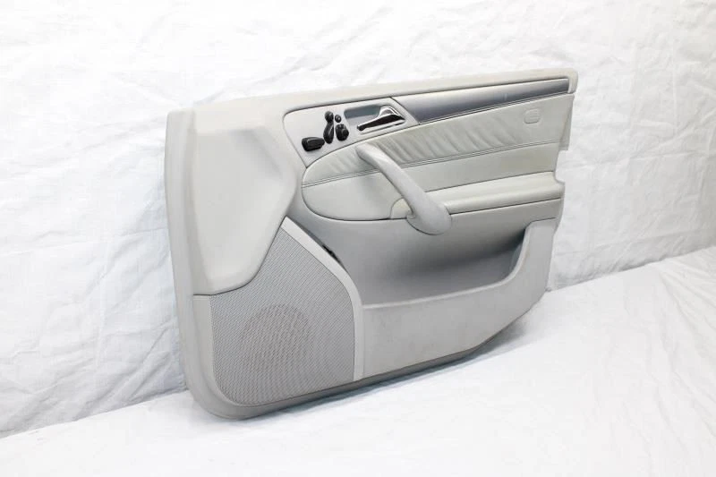 Mercedes C55 W203 2005 sedán #295 panel de puerta interior delantero derecho Foto 2 de 4