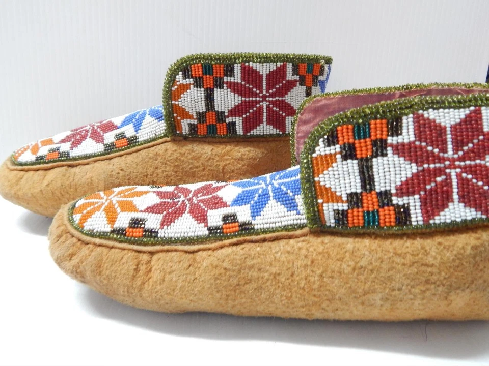 VINTAGE 1930s CREE INDIAN BEADED MOCCASINS ON MOOSE HIDE - MINT - NVR WORN - Image 2 of 4