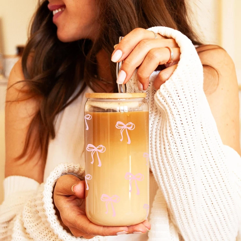 Lindas tazas de vidrio con lazo rosa Coquette con tapas y pajitas, medianas,  Foto 4 de 4