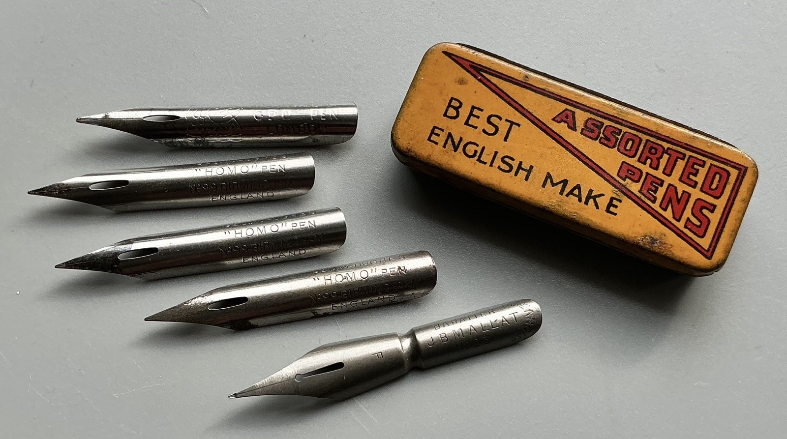 SMALL c1930/40s “ASSORTED PENS” TIN “BEST ENGLISH MAKE” with FIVE UNUSED NIBS