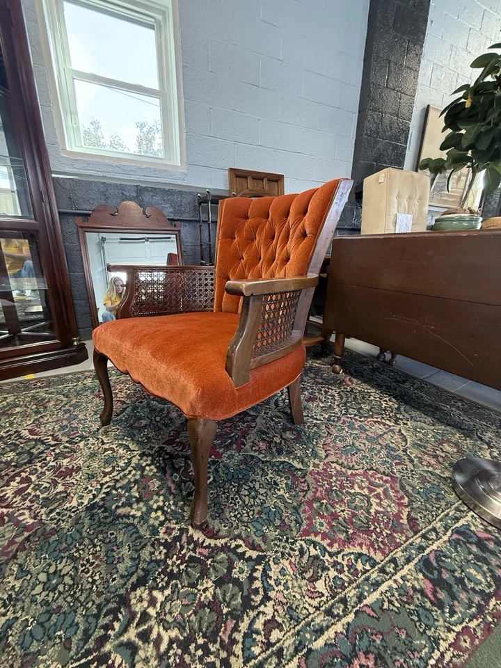 Sillón de caña acolchada de terciopelo naranja con marco de madera Foto 4 de 4