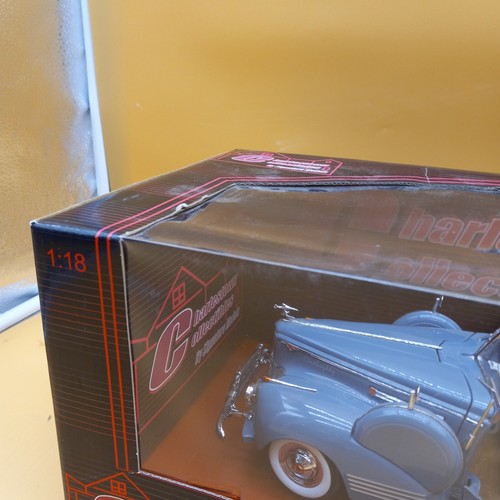 Charlestown Collectibles 1941 Packard Convertible 1:18 Blue *PART ONLY AS-IS* - Picture 4 of 14
