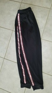 calça preta com listra vermelha masculina