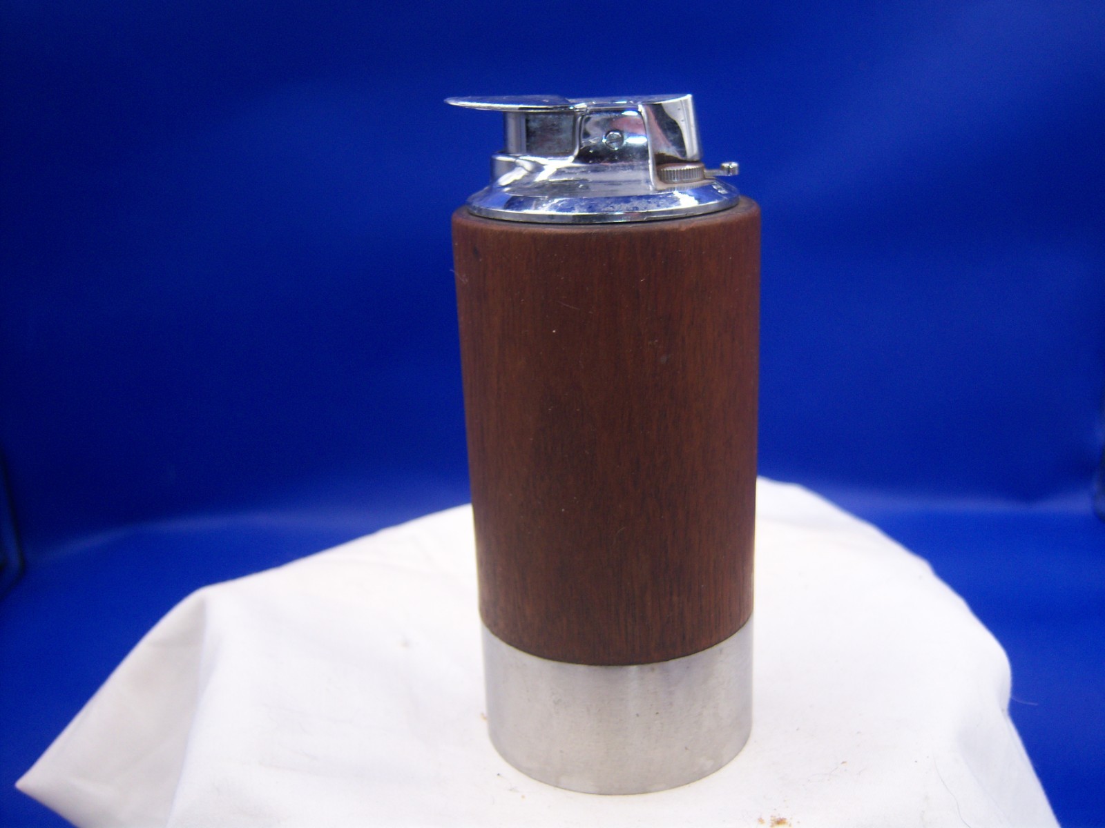 LT - 1960's Ronson VaraFlame Woodbridge 4 7/8" Wooden Tabletop Cigarette Lighter