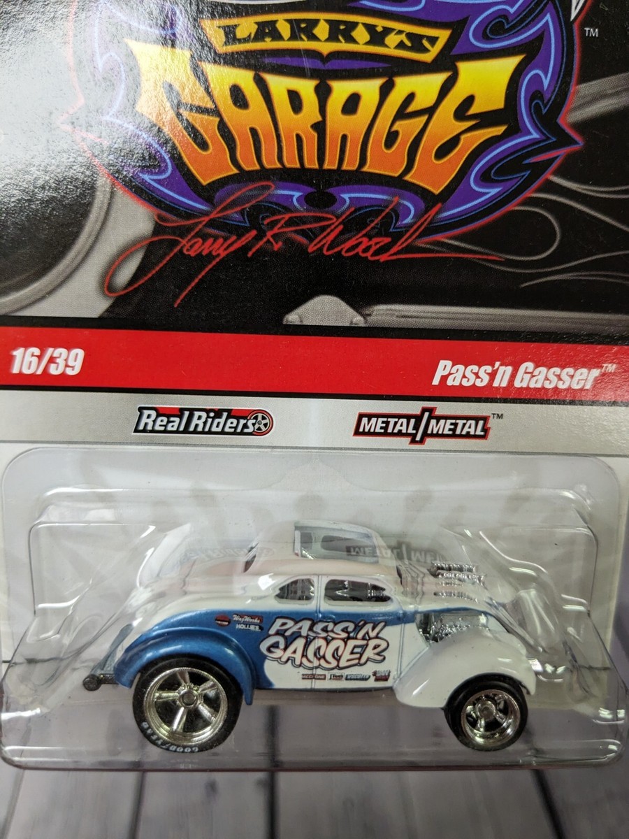 HOT WHEELS LARRY'S GARAGE PASS'N GASSER WHITE 16/39 REAL RIDERS 1