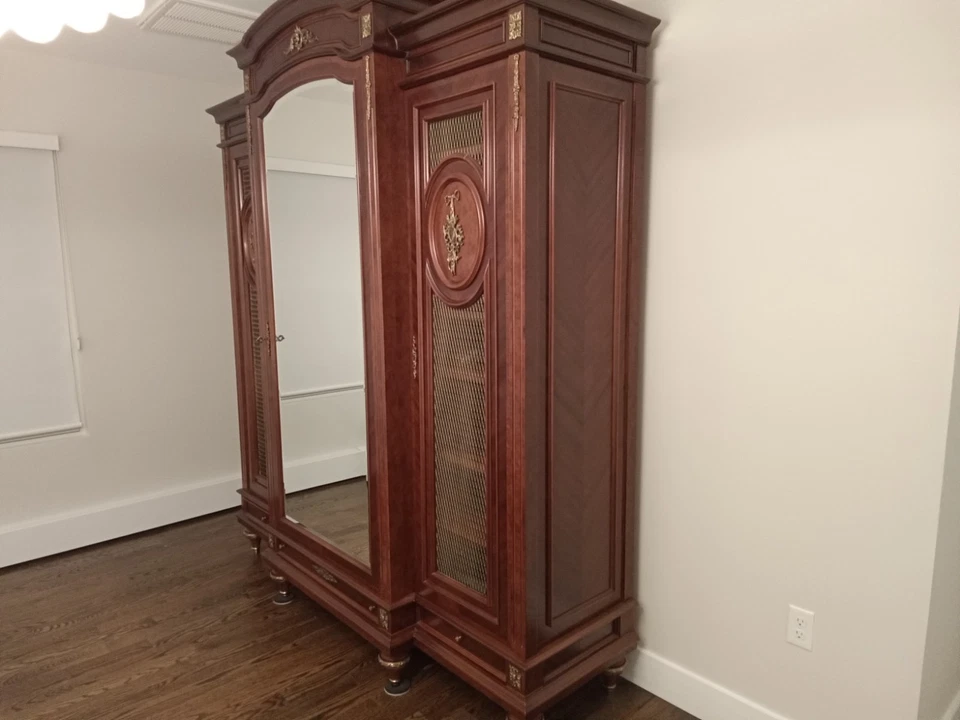 Impresionante juego de dormitorio estilo antiguo de caoba - armario ornamentado + cabecero a juego Foto 2 de 4