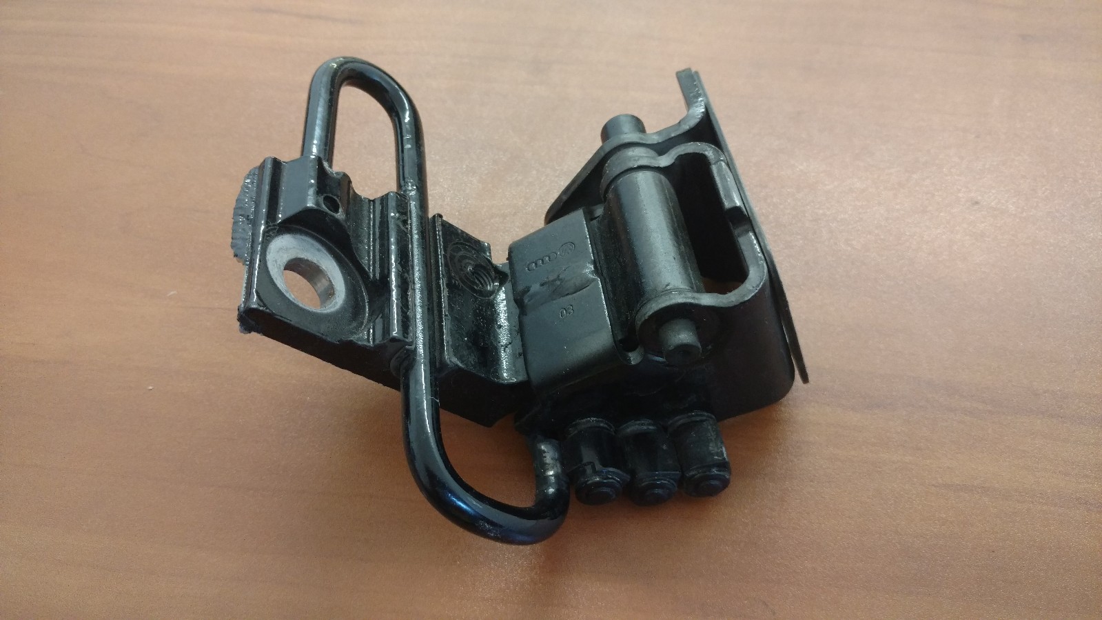 LAMBORGHINI GALLARDO LEFT FRONT LOWER DOOR HINGE OEM 4E0831411C