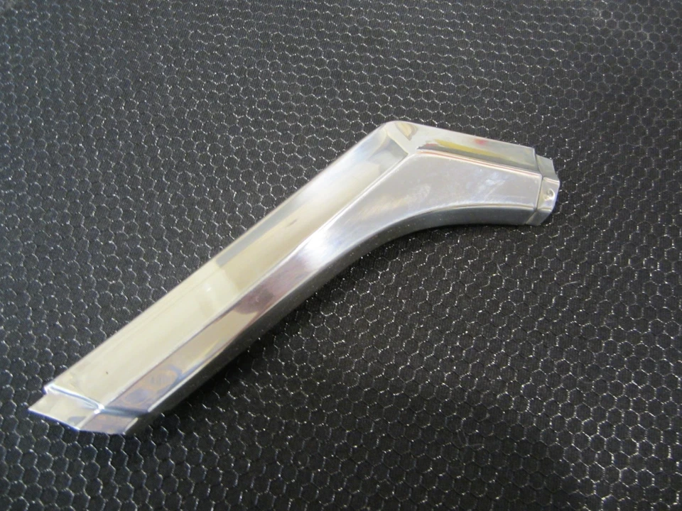 Nos 1965 Buick Wildcat Guardabarros Rueda Bien Borde Extensión Trasera Inferior Foto 3 de 4