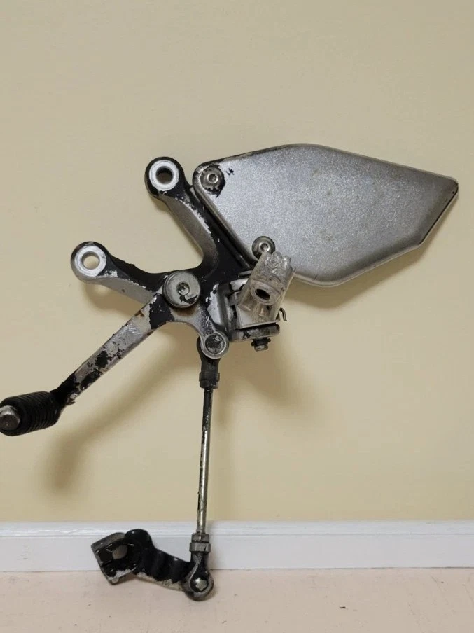 15-24 Yamaha YZF R3 estriba izquierda y soporte con palanca de cambios OEM montaje completo Foto 2 de 3