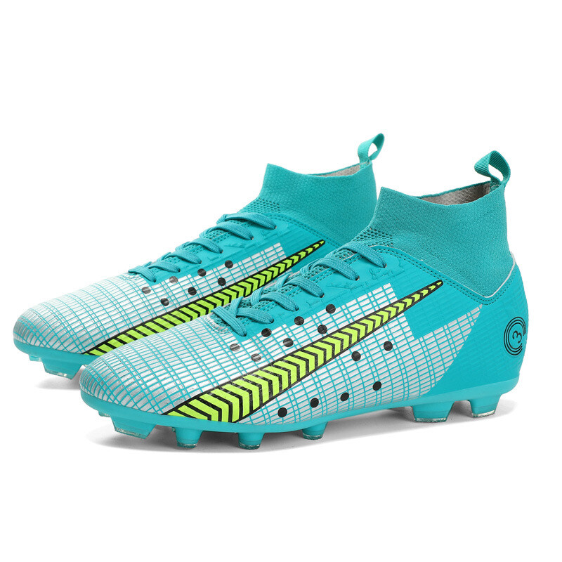 Scarpe da calcio con tacchetti. IT Scarpe da calcio con tacchetti. IT