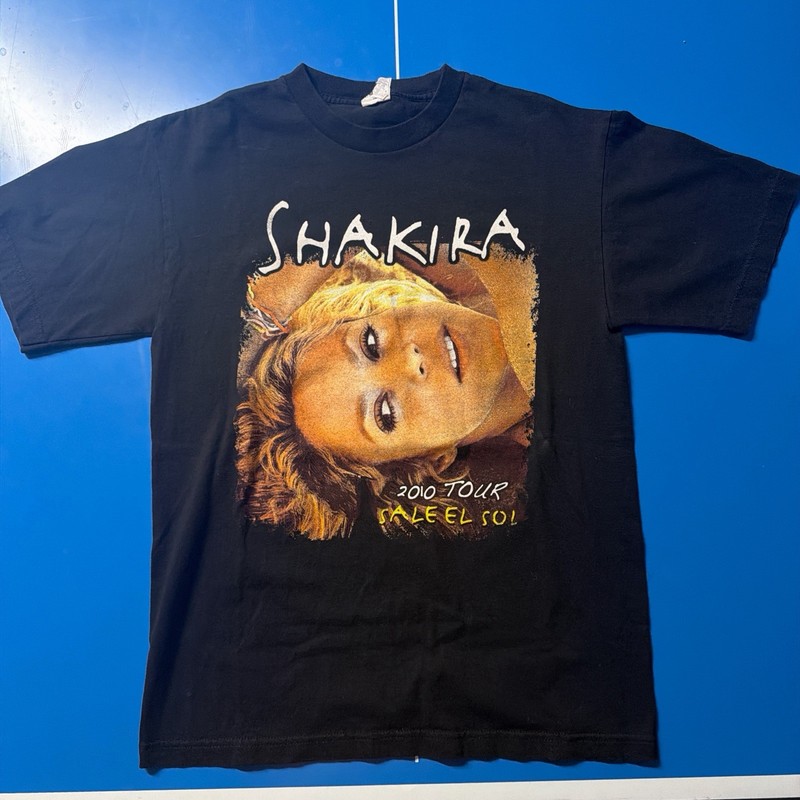 Shakira  2010 tour shirt ~  Sale El Sol ~ T Shirt Medium