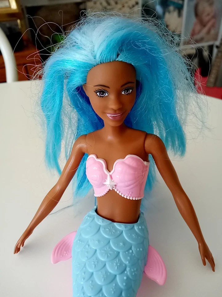 Mattel Barbie Dreamtopia Muñeca Sirena Afroamericana Pelo Azul Cola Rosa 2021 Foto 2 de 4