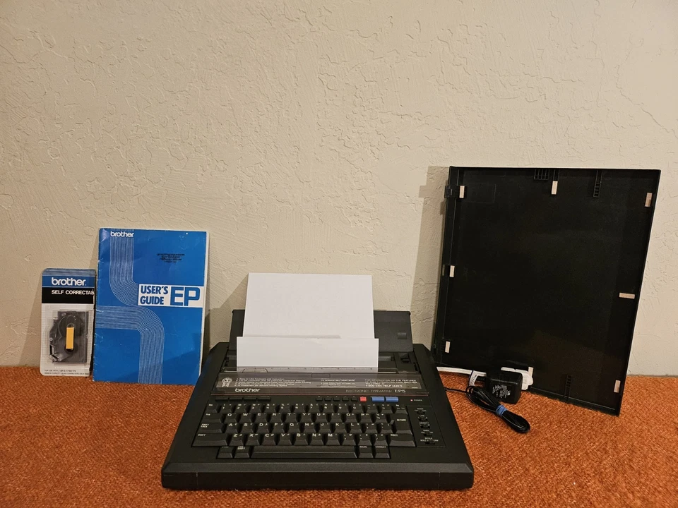 Máquina de escribir electrónica portátil Brother EP5 con cable de alimentación de CA + manual + cinta nueva Foto 4 de 4