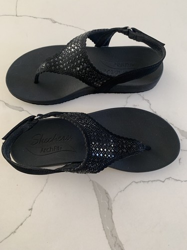Sandalias negras con estrás Skechers Arch Fit cierre de correa de tanga usadas - Imagen 2 de 16