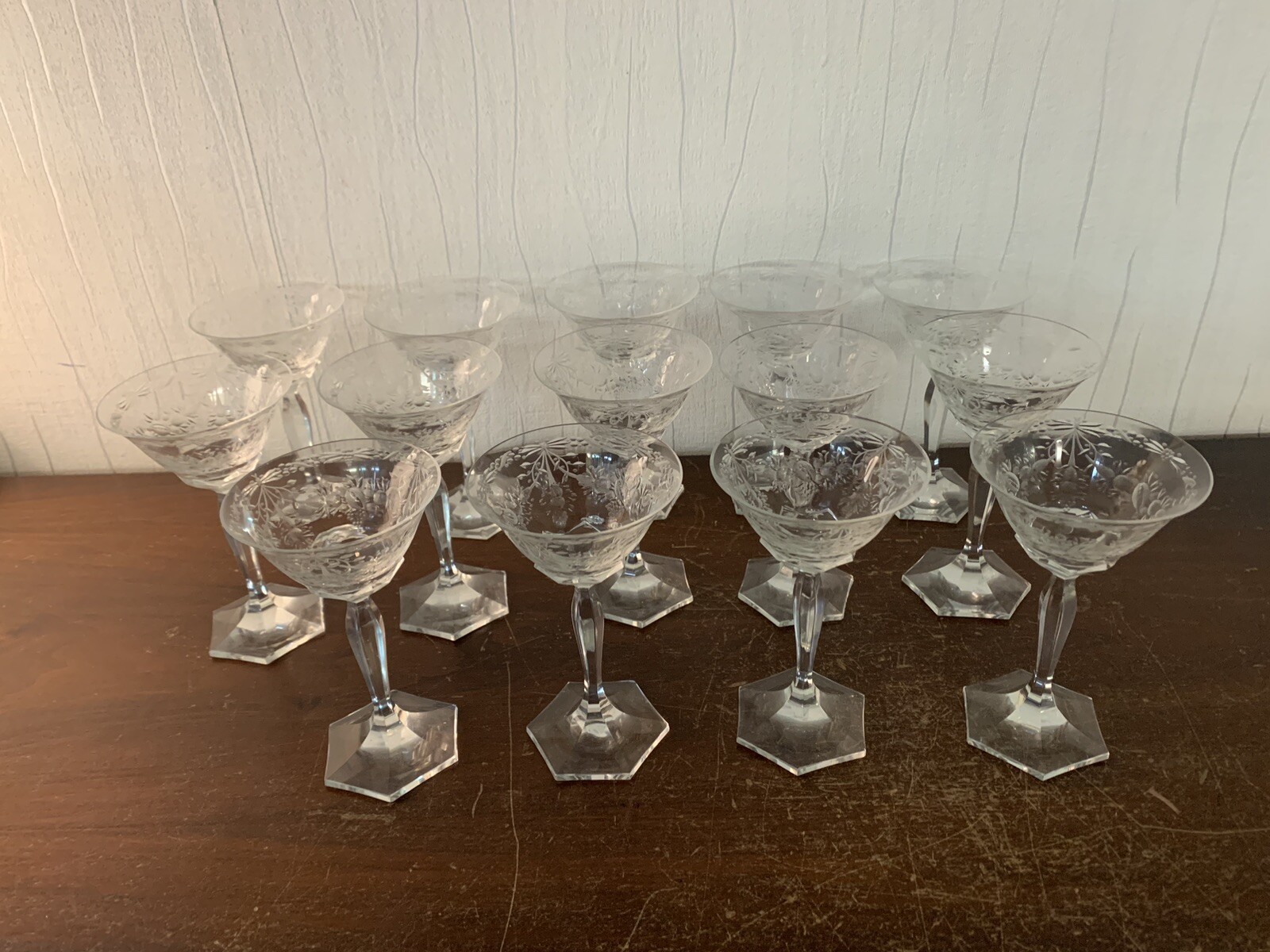 14 White Wine Glasses In Engraved Glass Garland (Price Per Unit)