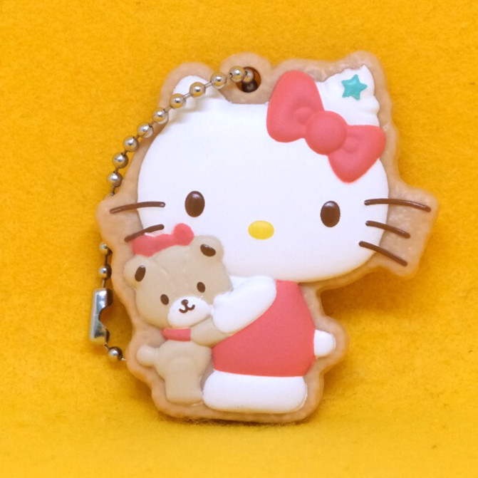 Llavero Hello Kitty raro sosteniendo un oso de peluche T-Arts Sanrio de Japón...