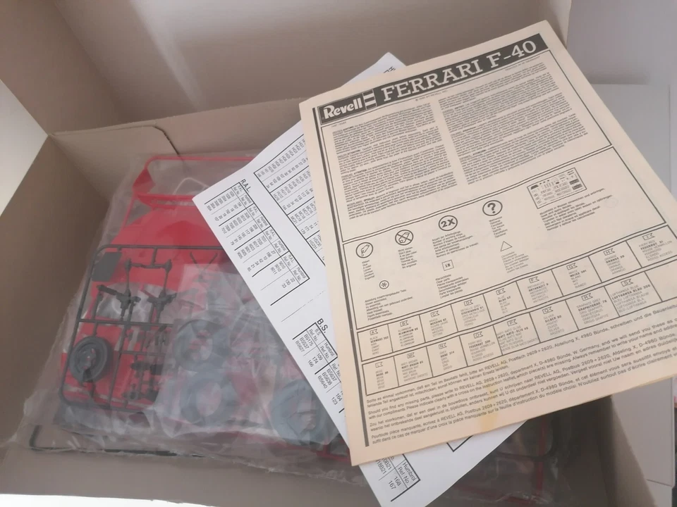 Revell 1/16 Ferrari F-40 Kit Di Montaggio 7487 - Immagine 2 di 4