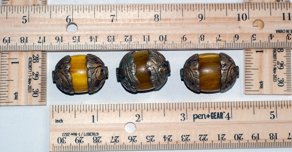 3 Vintage Lg. Tibetano Repousse N/Plata Tapa Imitación Ámbar Cuentas 1 3/8" X 3/4" Lote A1 Foto 3 de 4