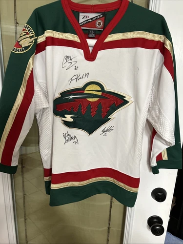Minneaota Wild Team Signed CCM Youth L/XL Hockey Jersey