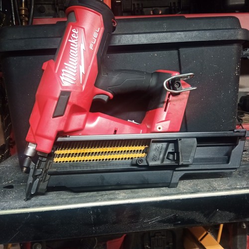 Cloueur Milwaukee 18V 2Ah M18 FN18GS-202X en HD Box avec 2 batteries