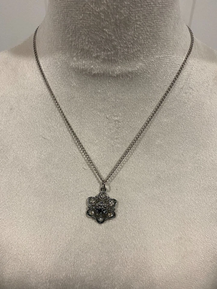 Dije de flores con cristales blancos y negros Foto 4 de 4