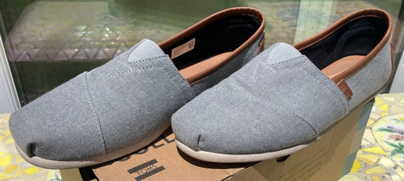 Toms Classic Canvas Sz 11.5 Men. Grey Brown. Comfy. Elegant. Casual. Excellent!