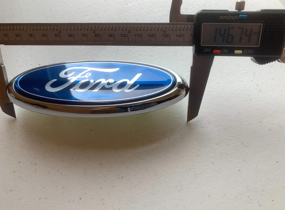 Insignia emblema parrilla Ford Taurus 2013 2014 2015 2016 2017 2018 2019 Foto 3 de 4