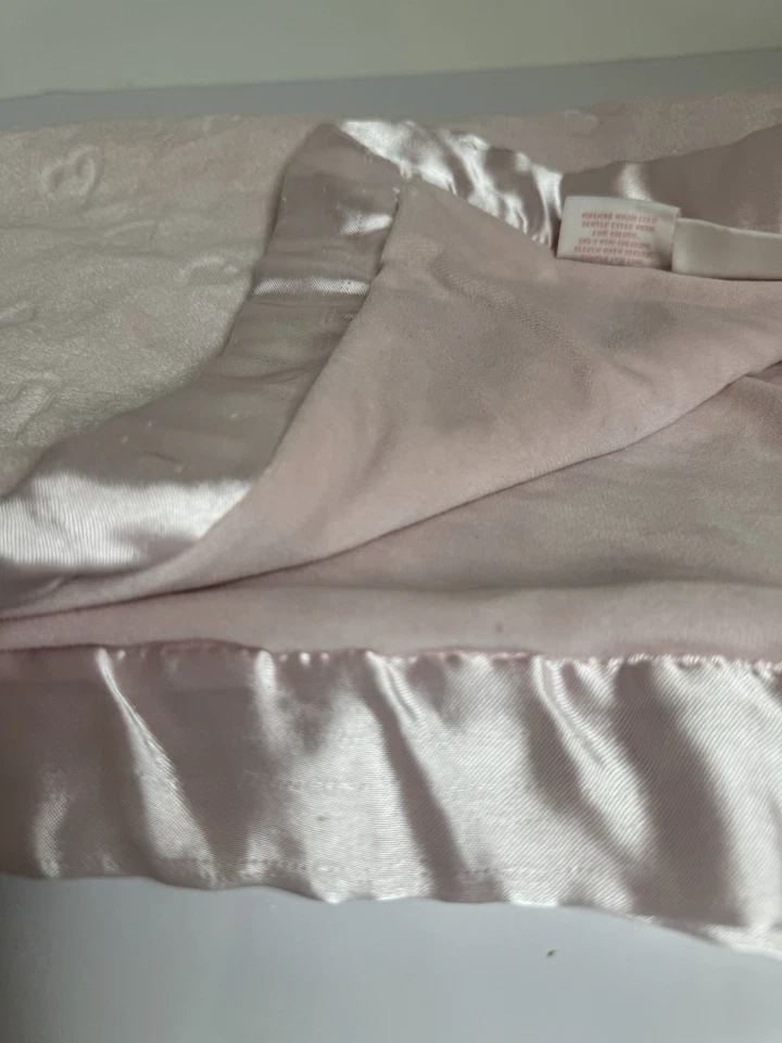 Manta bebé First Impressions corazones rosa ribete satinado felpa suave 38x29 Foto 3 de 4