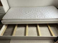 Weiße Holzbett, sodass ein zweiter Matratze darunter gestellt werden kann