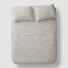 VCNY Home White Caroline Embossed 3-Piece Set Quilt, Full/Queen Size