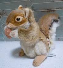 FAO SCHWARZ 2001 Hanza Original Red Squirrel Eating Nut with TAGS