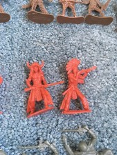 VINTAGE ARMY COWBOYS AND INDIANS FIGURES PLAY LOT OF 35 PCS. PLASTIC