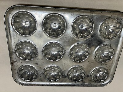 Vintage weathered bundtlette baking pan of carbon steel. Makes a dozen. 