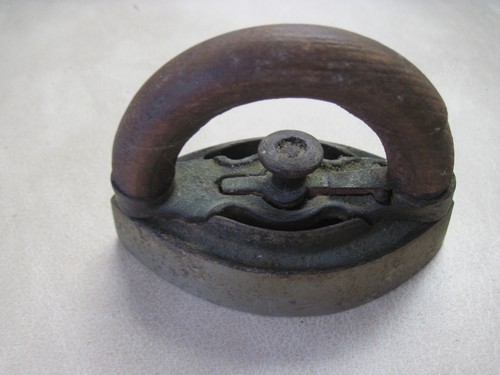 VINTAGE CHILDS SAD IRON WITH REMOVABLE HANDLE 3 5/8" LONG